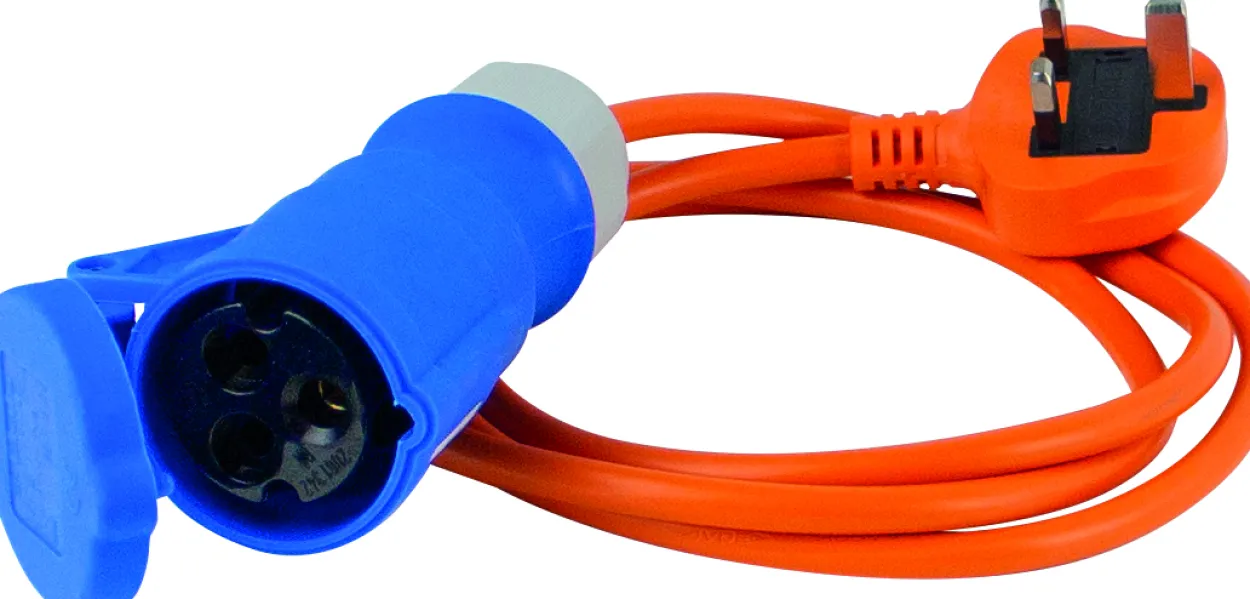 Adapterkabel 1,5 m British Standard BS1363 Typ G auf CEE Kupplung mit Spannungsanzeige, IP44