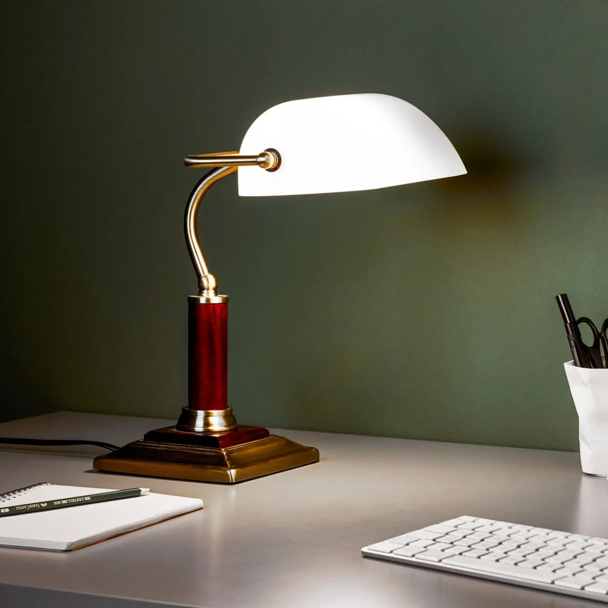 Bankir Schreibtischlampe mit schwenkbarem Kopf und Schalter - Metall/Holz