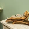 Deko Erdmännchen im Liegestuhl