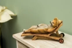 Deko Erdmännchen im Liegestuhl