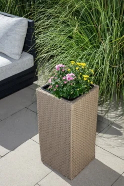 Eckiger Blumentopf in Rattanoptik aus Stahl, ca. 31 x 31 x 64 cm - Grau