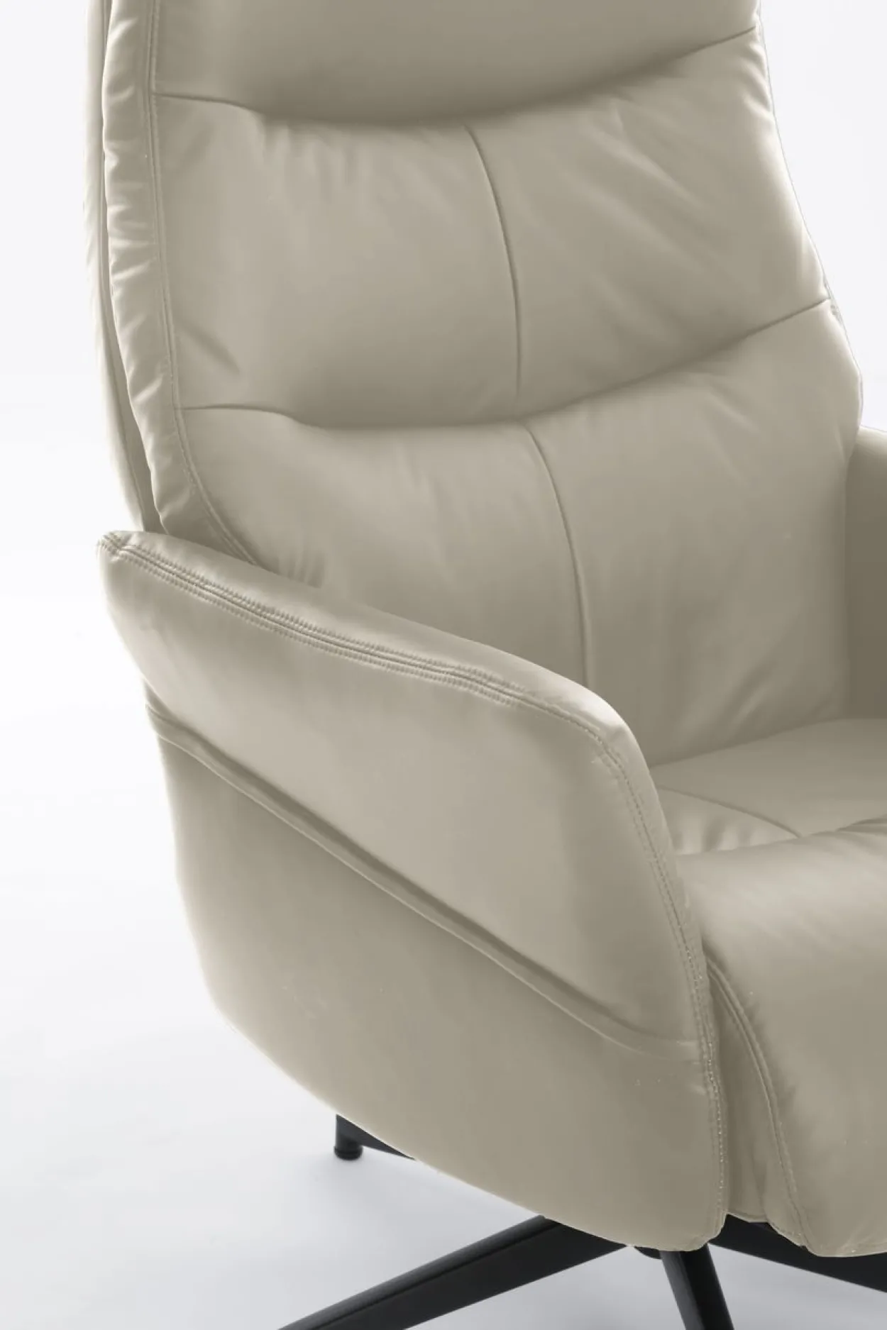 gepolsteter Relaxsessel mit Hocker - beige