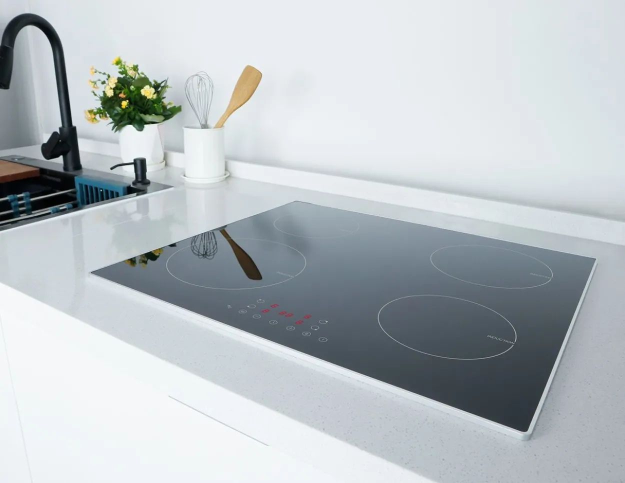 Induktionskochfeld mit Aluminiumrahmen IN4BGN