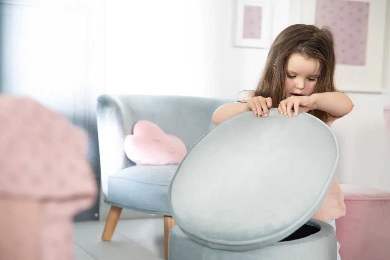 Kinderhocker mit Aufbewahrungsfunktion „Lil Sofa“, oval, bequem, mit Samtstoff, Sky/Hellblau