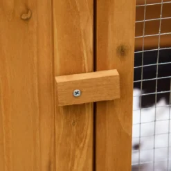 Kleintierstall mit herausnehmbarer Bodenwanne und Rampe Tannenholz Orange