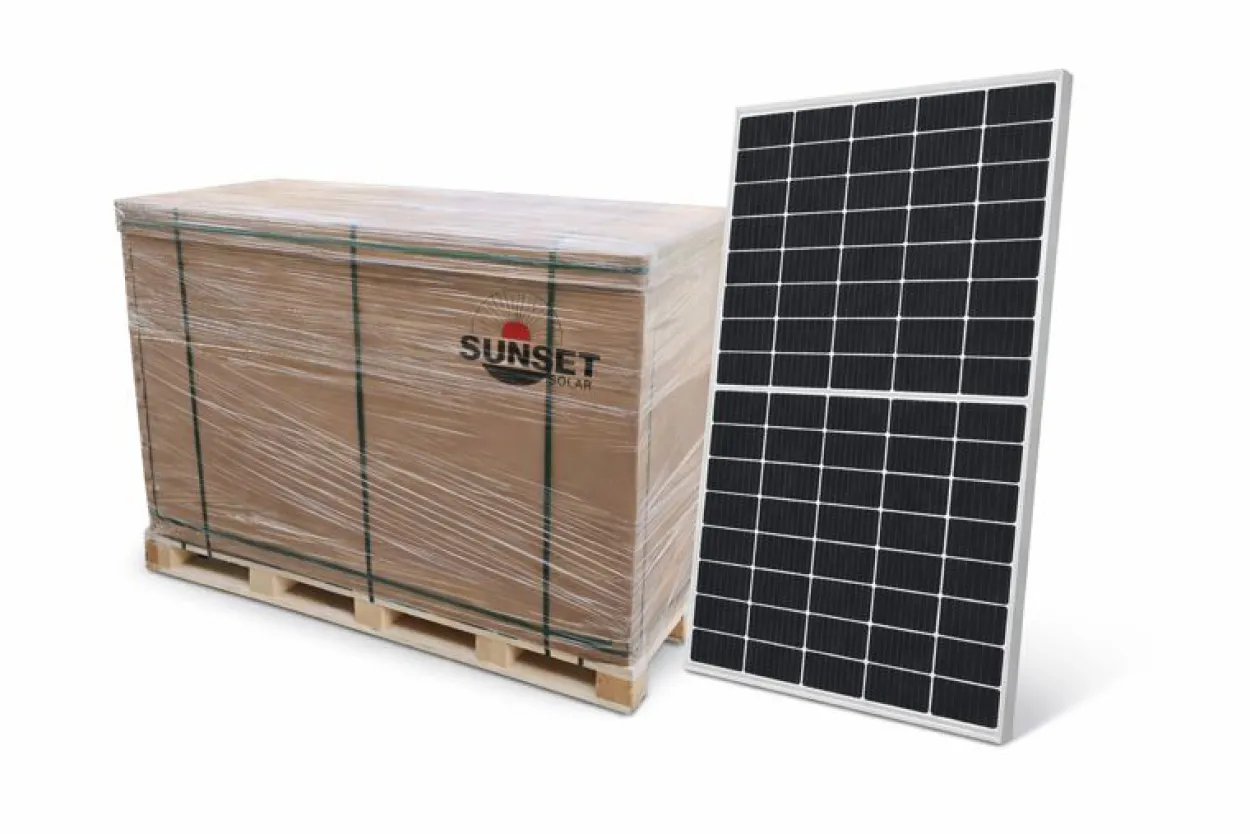 Palette mit 31 monokristallinen Solarmodulen