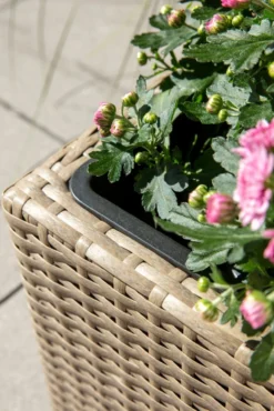 Quadratischer Blumentopf in Rattan-Optik aus Stahl - Braun