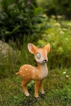 Reh 'Bambi' mit Solarbeleuchtung stehend,
