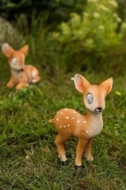 Reh 'Bambi' mit Solarbeleuchtung stehend,