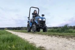 Scheppach MT25 Kompakttraktor 25 PS Allrad Diesel mit KAT 1 Dreipunktaufnahme und Straßenzulassung