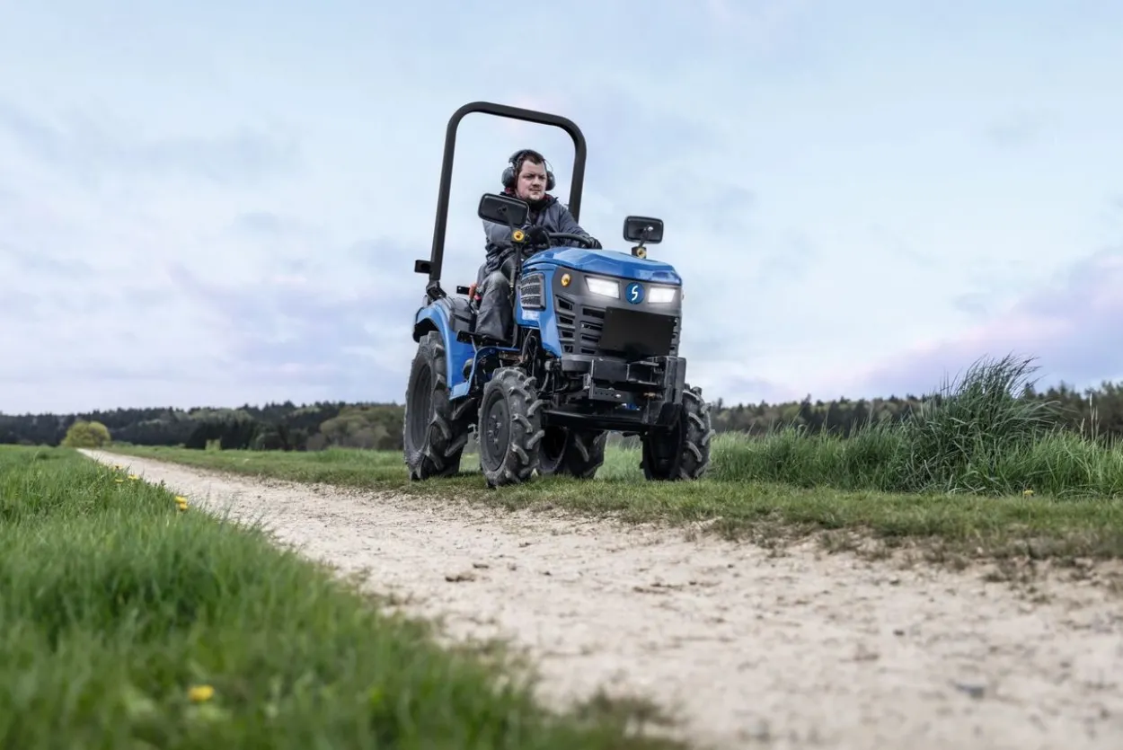 Scheppach MT25 Kompakttraktor 25 PS Allrad Diesel mit KAT 1 Dreipunktaufnahme und Straßenzulassung