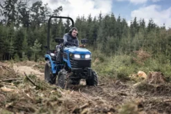 Scheppach MT25 Kompakttraktor 25 PS Allrad Diesel mit KAT 1 Dreipunktaufnahme und Straßenzulassung
