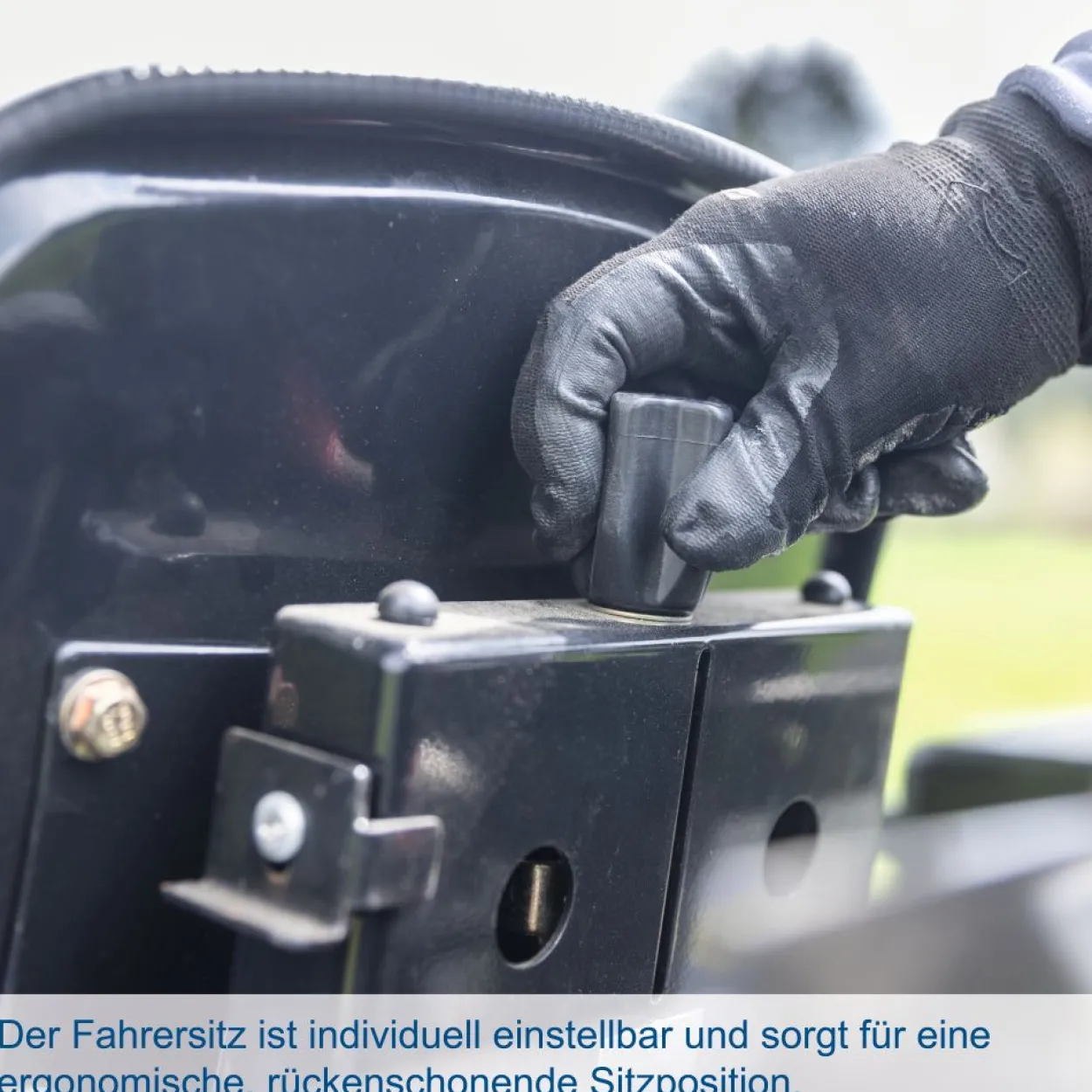 Scheppach MT25 Kompakttraktor 25 PS Allrad Diesel mit KAT 1 Dreipunktaufnahme und Straßenzulassung