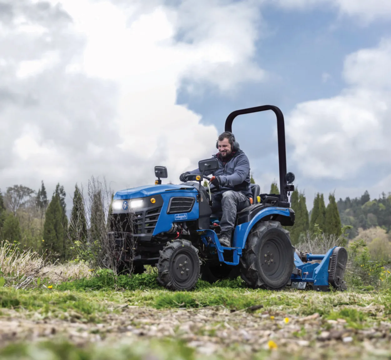 Scheppach MT25 Kompakttraktor 25 PS Allrad Diesel mit KAT 1 Dreipunktaufnahme und Straßenzulassung