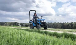 Scheppach MT25 Kompakttraktor 25 PS Allrad Diesel mit KAT 1 Dreipunktaufnahme und Straßenzulassung