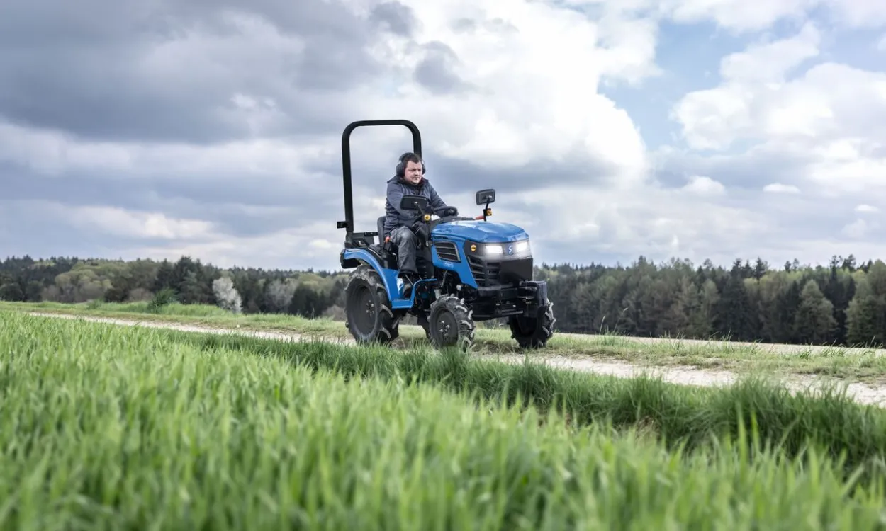 Scheppach MT25 Kompakttraktor 25 PS Allrad Diesel mit KAT 1 Dreipunktaufnahme und Straßenzulassung