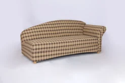 3-Sitzer Sofa Loretta mit rechter Armlehne – Kariert & Braun