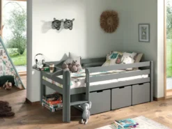 Spielbett 90x200 cm, mit Leiter, Regal, Rolllattenrost, 3 Schubkästen, Kiefer, MDF grau lackiert