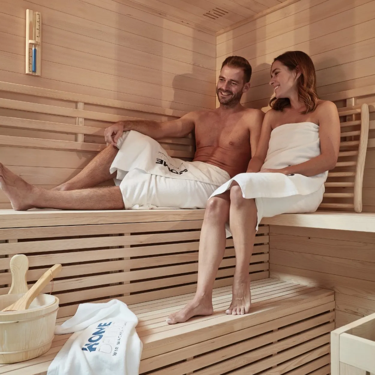 Traditionelle Sauna SKYLINE XL BIG 200 x 200 cm